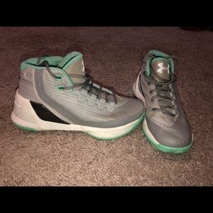 Curry 3 basketball sneakers